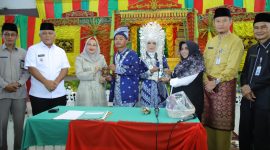 Pemerintah Kota Tanjungpinang melalui Dinas Pemberdayaan Perempuan, Perlindungan Anak dan Pemberdayaan Masyarakat (DP3APM) kembali menggelar kegiatan nikah massal tahun 2023. Acara nikah massal ini dilaksanakan di Gedung Pertemuan Asrama Haji Tanjungpinang dan diikuti 8 pasang pengantin yang telah lolos verifikasi, Rabu (13/9/2023). Foto: Diskominfo Tanjungpinang 