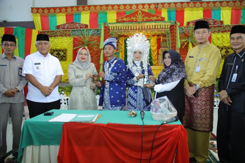 Pemerintah Kota Tanjungpinang melalui Dinas Pemberdayaan Perempuan, Perlindungan Anak dan Pemberdayaan Masyarakat (DP3APM) kembali menggelar kegiatan nikah massal tahun 2023. Acara nikah massal ini dilaksanakan di Gedung Pertemuan Asrama Haji Tanjungpinang dan diikuti 8 pasang pengantin yang telah lolos verifikasi, Rabu (13/9/2023). Foto: Diskominfo Tanjungpinang 