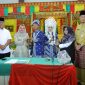 Pemerintah Kota Tanjungpinang melalui Dinas Pemberdayaan Perempuan, Perlindungan Anak dan Pemberdayaan Masyarakat (DP3APM) kembali menggelar kegiatan nikah massal tahun 2023. Acara nikah massal ini dilaksanakan di Gedung Pertemuan Asrama Haji Tanjungpinang dan diikuti 8 pasang pengantin yang telah lolos verifikasi, Rabu (13/9/2023). Foto: Diskominfo Tanjungpinang 