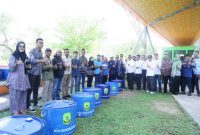 Pemerintah Kota (Pemko) Tanjungpinang melalui Dinas Lingkungan Hidup membagikan tong sampah dan baju seragam kepada Bank Sampah dan Program Kampung Iklim (Proklim) dari empat kecamatan se-kota Tanjungpinang, Kamis (14/9/2023). Foto: Diskominfo Tanjungpinang 