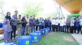 Pemerintah Kota (Pemko) Tanjungpinang melalui Dinas Lingkungan Hidup membagikan tong sampah dan baju seragam kepada Bank Sampah dan Program Kampung Iklim (Proklim) dari empat kecamatan se-kota Tanjungpinang, Kamis (14/9/2023). Foto: Diskominfo Tanjungpinang 