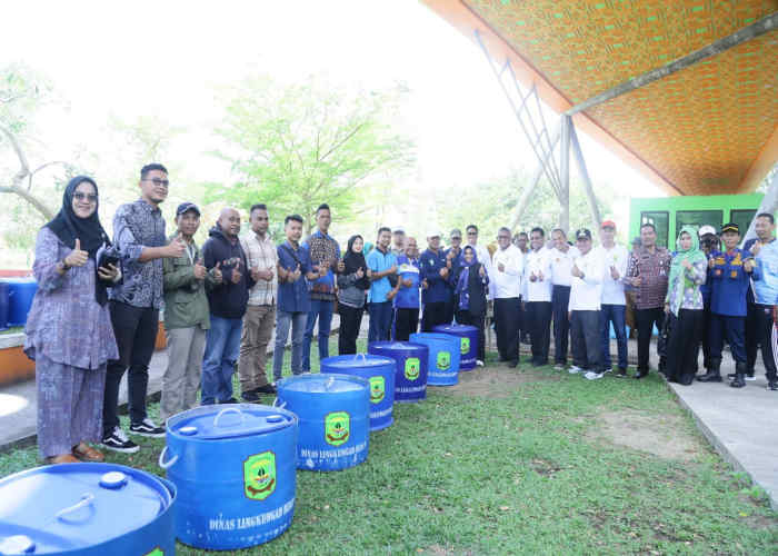 Pemerintah Kota (Pemko) Tanjungpinang melalui Dinas Lingkungan Hidup membagikan tong sampah dan baju seragam kepada Bank Sampah dan Program Kampung Iklim (Proklim) dari empat kecamatan se-kota Tanjungpinang, Kamis (14/9/2023). Foto: Diskominfo Tanjungpinang 