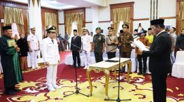 Gubernur Kepulauan Riau Ansar Ahmad atas nama Presiden RI Joko Widodo melantik Ahdi Muqsith sebagai Wakil Bupati Bintan Sisa Masa Jabatan Hasil Pemilihan Kepala Daerah Serentak Tahun 2020 di Gedung Daerah Kepulauan Riau, Tanjungpinang, Jum'at (15/9/2023). Foto: Diskominfo Kepri 