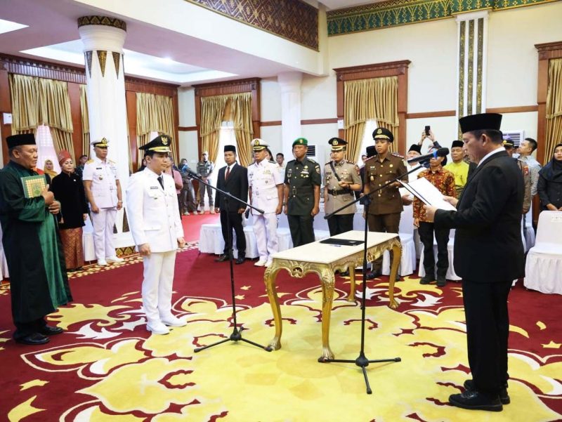 Gubernur Kepulauan Riau Ansar Ahmad atas nama Presiden RI Joko Widodo melantik Ahdi Muqsith sebagai Wakil Bupati Bintan Sisa Masa Jabatan Hasil Pemilihan Kepala Daerah Serentak Tahun 2020 di Gedung Daerah Kepulauan Riau, Tanjungpinang, Jum'at (15/9/2023). Foto: Diskominfo Kepri 
