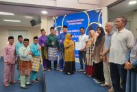 Wali Kota Tanjungpinang, Hj. Rahma, S.IP.,M.M, menyerahkan Surat Keterangan (SK) penempatan pedagang di Pasar Baru Tanjungpinang. Ada 796 pedagang yang menerima SK tersebut, mereka nantinya akan menempati Pasar Baru setelah selesai pembangunan. Foto: Diskominfo Tanjungpinang 