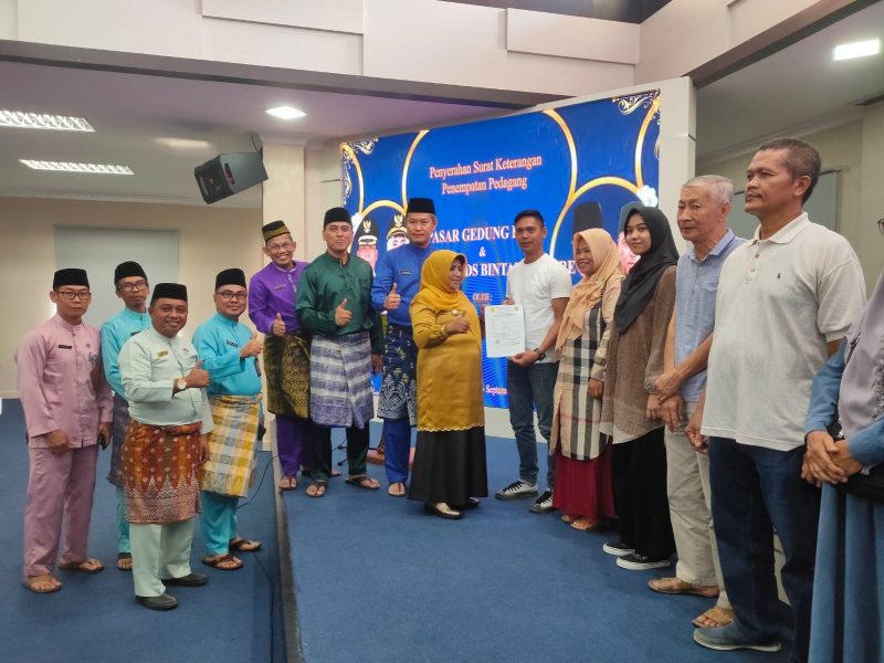 Wali Kota Tanjungpinang, Hj. Rahma, S.IP.,M.M, menyerahkan Surat Keterangan (SK) penempatan pedagang di Pasar Baru Tanjungpinang. Ada 796 pedagang yang menerima SK tersebut, mereka nantinya akan menempati Pasar Baru setelah selesai pembangunan. Foto: Diskominfo Tanjungpinang 