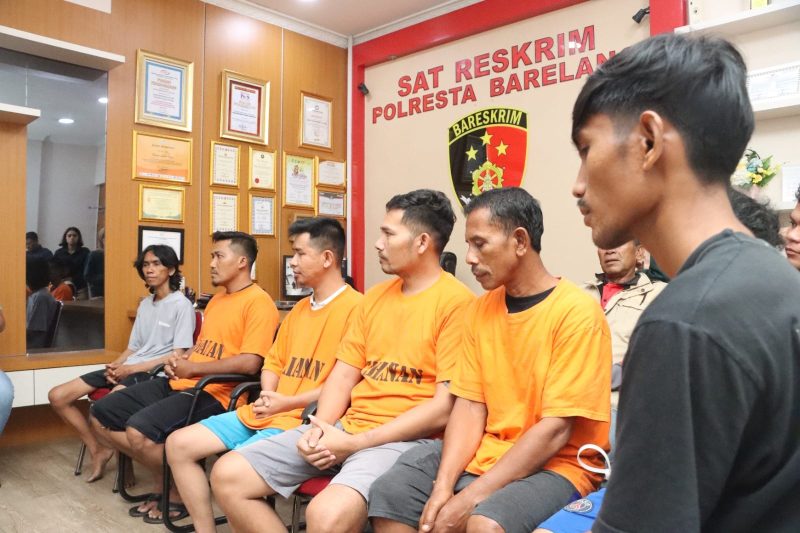 Kapolresta Barelang Kombes Pol Nugroho Tri N, SH, SIK, MH mengabulkan surat permohonan penangguhan penahanan 8 orang tersangka yang melawan petugas saat pembukaan blokir jalan Rempang-Galang, Kota Batam, Sabtu (16/9/2023). Foto: INIKEPRI.COM