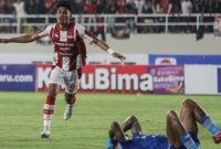 Ramadhan Sananta cetak satu gol ke gawang PSIS. Foto: ANTARA/MOHAMMAD AYUDHA