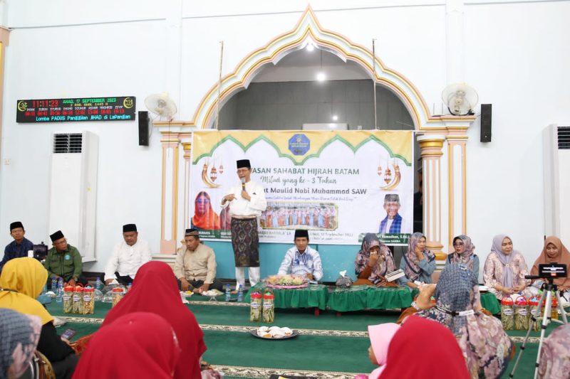 Wakil Wali Kota Batam Amsakar Achmad dan Ketua 1 TP PKK Kota Batam Erlita Sari saat menghadiri Milad ke-3 Yayasan Sahabat Hijrah Batam (SAHIBA) di Masjid Baitul A’la Aviari Pratama, Minggu (17/9/2023) siang. Foto: INIKEPRI.COM