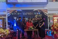 Ketua Panitia Top Model Indonesia, Norayanti Simaremare (kebaya merah) memotong tumpeng sebagai tanda dimulainya babak final Top Model Indonesia Provinsi Kepulauan Riau. Foto: INIKEPRI.COM 