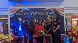 Ketua Panitia Top Model Indonesia, Norayanti Simaremare (kebaya merah) memotong tumpeng sebagai tanda dimulainya babak final Top Model Indonesia Provinsi Kepulauan Riau. Foto: INIKEPRI.COM 