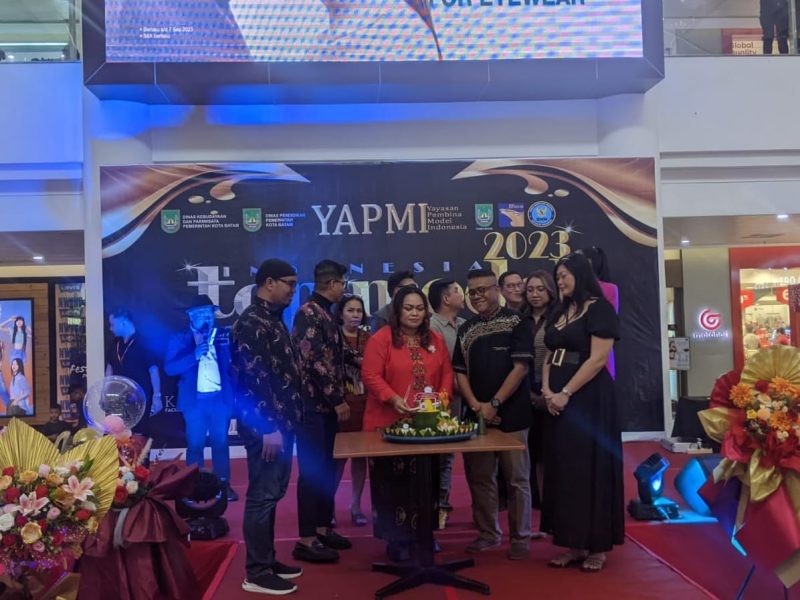 Ketua Panitia Top Model Indonesia, Norayanti Simaremare (kebaya merah) memotong tumpeng sebagai tanda dimulainya babak final Top Model Indonesia Provinsi Kepulauan Riau. Foto: INIKEPRI.COM 