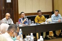  Peluang mendatangkan wisatawan mancanegara ke Provinsi Kepulauan Riau khususnya Pulau Bintan dapat ditingkatkan dengan mengaktifkan kembali penerbangan internasional di Bandara Raja Haji Fisabilillah (RHF). Peluang tersebut dibahas dalam rapat antara Pemprov Kepri, Manajemen Bintan Resort Cakrawala (BRC), dan unsur CIQP (Customs, Immigration, Quarantine, and Port Authorities) di Nirwana Gardens, Lagoi, Sabtu (16/9/2023). Foto: Diskominfo Kepri 