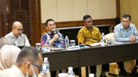  Peluang mendatangkan wisatawan mancanegara ke Provinsi Kepulauan Riau khususnya Pulau Bintan dapat ditingkatkan dengan mengaktifkan kembali penerbangan internasional di Bandara Raja Haji Fisabilillah (RHF). Peluang tersebut dibahas dalam rapat antara Pemprov Kepri, Manajemen Bintan Resort Cakrawala (BRC), dan unsur CIQP (Customs, Immigration, Quarantine, and Port Authorities) di Nirwana Gardens, Lagoi, Sabtu (16/9/2023). Foto: Diskominfo Kepri 