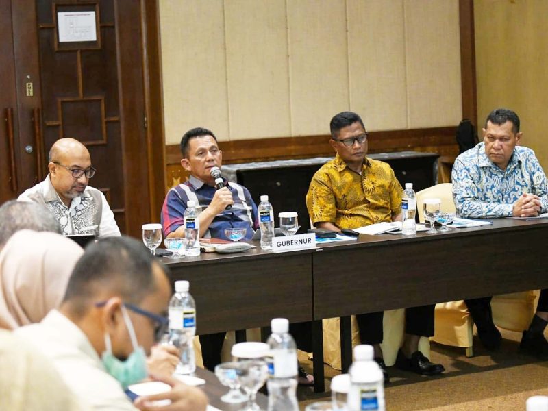  Peluang mendatangkan wisatawan mancanegara ke Provinsi Kepulauan Riau khususnya Pulau Bintan dapat ditingkatkan dengan mengaktifkan kembali penerbangan internasional di Bandara Raja Haji Fisabilillah (RHF). Peluang tersebut dibahas dalam rapat antara Pemprov Kepri, Manajemen Bintan Resort Cakrawala (BRC), dan unsur CIQP (Customs, Immigration, Quarantine, and Port Authorities) di Nirwana Gardens, Lagoi, Sabtu (16/9/2023). Foto: Diskominfo Kepri 