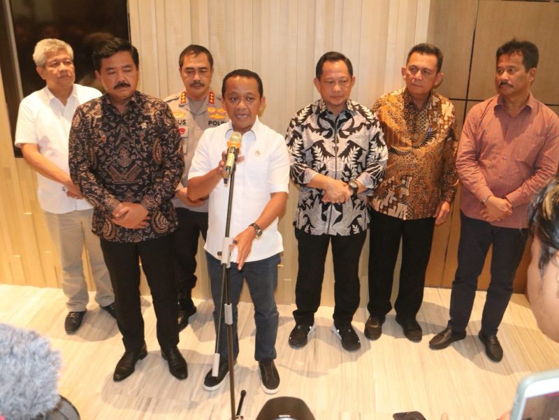 Menteri Investasi / Kepala BKPM RI Bahlil Lahadalia kembali memimpin rapat koordinasi (Rakor) Percepatan Pengembangan Investasi Ramah Lingkungan di Kawasan Pulau Rempang, Batam. Bertempat di Hotel Marriot Harbourbay Kota Batam, Minggu (17/9/2023). Foto: Diskominfo Kepri
