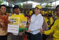 Anggota DPR RI dari Partai Golkar Dapil Kepulauan Riau, Cen Sui Lan membagikan 150 karung beras ukuran 5 Kg kepada warga Bintan Timur, di Area Pasar Barek Motor, Kabupaten Bintan, pada Sabtu (16/9/2023). Foto: masrun-hariankepri.com
