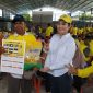 Anggota DPR RI dari Partai Golkar Dapil Kepulauan Riau, Cen Sui Lan membagikan 150 karung beras ukuran 5 Kg kepada warga Bintan Timur, di Area Pasar Barek Motor, Kabupaten Bintan, pada Sabtu (16/9/2023). Foto: masrun-hariankepri.com 
