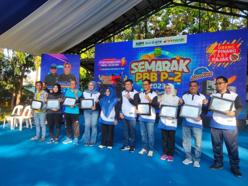Pemerintah Kota Tanjungpinang melalui Badan Pengelolaan Pajak dan Retribusi Daerah (BPPRD) memberikan apresiasi kepada wajib pajak dalam semarak PBB-P2 yang dilaksanakan di lapangan Pamedan Ahmad Yani Tanjungpinang, Minggu (17/9/2023). Foto: Diskominfo Tanjungpinang
