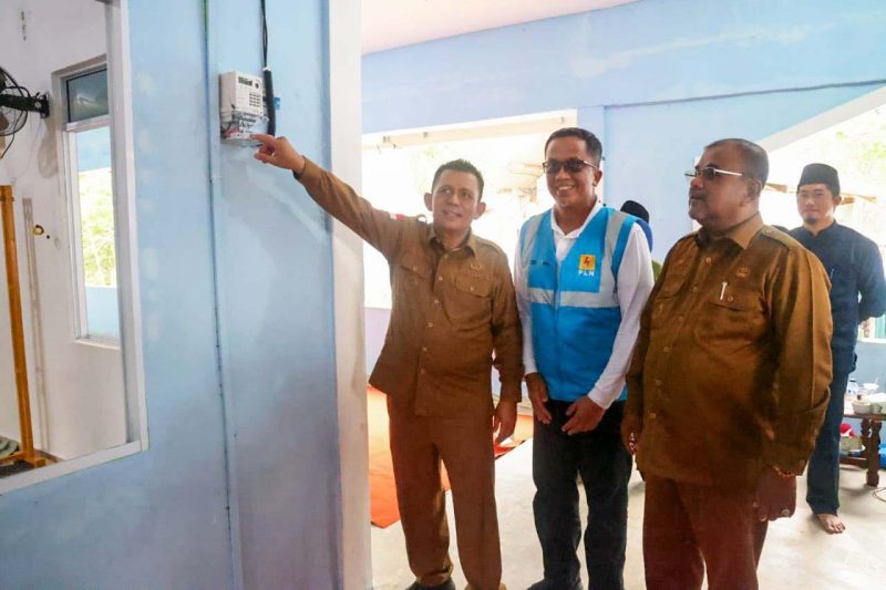 Gubernur Ansar resmikan aliran listrik ke Dusun Parit Syukur Desa Tanjung Berlian Barat dan Dusun IV Sawang Laut Desa Sawang Laut, Tanjung Batu. Foto: Diskominfo Kepri 