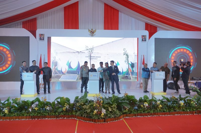 PT PLN Batam berkomitmen untuk mendukung penuh dan siap menyediakan keandalan pasokan daya listrik untuk mendukung pertumbuhan investasi di Kota Batam, Provinsi Kepulauan Riau. Hal tersebut disampaikan oleh Direktur Utama PT PLN Batam, Muhammad Irwansyah Putra dalam acara Ground Breaking Kawasan Industri Tunas Prima pada Selasa (19/9) siang. Foto: PLN Batam untuk INIKEPRI.COM
