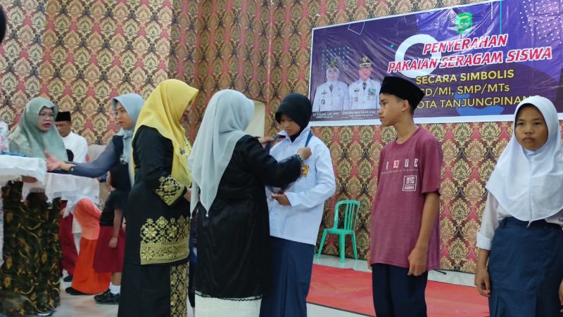 Wali Kota Tanjungpinang, Hj. Rahma, S.IP.,M.M, kembali tunaikan program seragam gratis kepada peserta didik baru jenjang SD dan SMP se-Kota Tanjungpinang di tahun kelima. Penyerahan baju seragam diserahkan secara simbolis oleh Wali Kota Rahma di aula SMP Negeri 4 Tanjungpinang, Selasa (19/9/2023).  Foto : Diskominfo Tanjungpinang 
