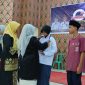 Wali Kota Tanjungpinang, Hj. Rahma, S.IP.,M.M, kembali tunaikan program seragam gratis kepada peserta didik baru jenjang SD dan SMP se-Kota Tanjungpinang di tahun kelima. Penyerahan baju seragam diserahkan secara simbolis oleh Wali Kota Rahma di aula SMP Negeri 4 Tanjungpinang, Selasa (19/9/2023).  Foto : Diskominfo Tanjungpinang 