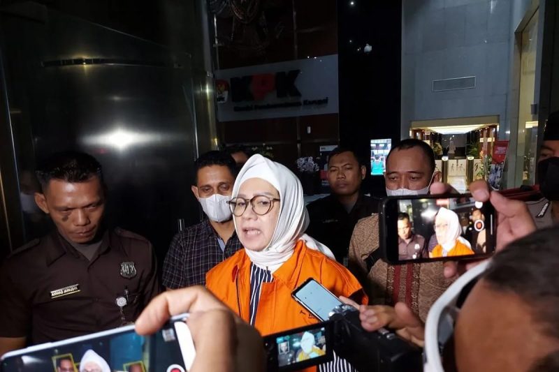 Komisi Pemberantasan Korupsi (KPK) mengumumkan dan menetapkan Direktur Utama PT Pertamina Persero periode 2009-2014 Galaila Karen Kardinah alias Karen Agustiawan sebagai tersangka dugaan korupsi pengadaan LNG di PT Pertamina Tahun 2011-2021, Selasa (19/9/2023). Foto: ANTARA/Fianda Sjofjan Rassat