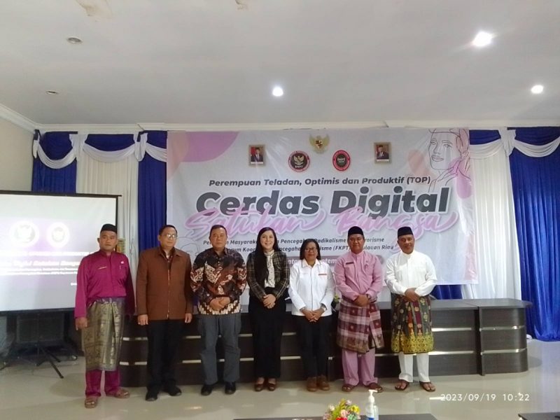 Kepala Kantor Kementerian Agama Kabupaten Bintan, H. Erman Zaruddin memberikan sambutan pada kegiatan Perempuan Teladan, Optimis dan Produktif Cerdas Digital Satukan Bangsa yang diselenggarakan oleh Forum Komunikasi Pencegahan Terorisme Provinsi Kepulauan Riau, Selasa, 19 September 2023 di Aula Kantor Camat Gunung Kijang, Kawal. Foto: Istimewa 