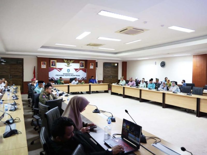 Gubernur Kepulauan Riau Ansar Ahmad memimpin Rapat Koordinasi Pelaksanaan Indonesia-Malaysia-Thailand Growth Triangle (IMT-GT) Tahun 2023 di Ruang Rapat Utama Kantor Gubernur Kepri, Dompak, Rabu (20/9/2023). Foto: Diskominfo Kepri 