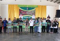 Gubernur Kepulauan Riau H. Ansar Ahmad menyerahkan bantuan pertanian untuk Kota Batam di Gedung Serbaguna Pasar GMP, Rabu (20/9/2023). Foto: Diskominfo Kepri 