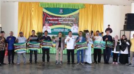 Gubernur Kepulauan Riau H. Ansar Ahmad menyerahkan bantuan pertanian untuk Kota Batam di Gedung Serbaguna Pasar GMP, Rabu (20/9/2023). Foto: Diskominfo Kepri 