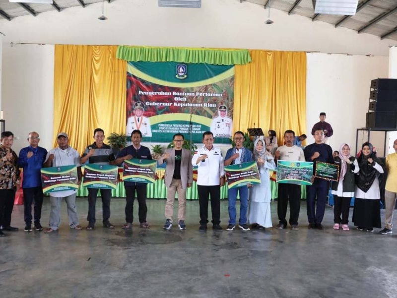 Gubernur Kepulauan Riau H. Ansar Ahmad menyerahkan bantuan pertanian untuk Kota Batam di Gedung Serbaguna Pasar GMP, Rabu (20/9/2023). Foto: Diskominfo Kepri 