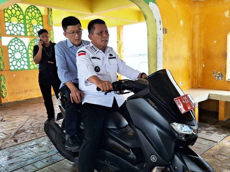 Untuk memastikan proyek peningkatan jalan di Pulau Penyengat selesai tepat waktu, Gubernur Kepulauan Riau Ansar Ahmad kembali meninjau langsung progres pengerjaannya, Rabu (20/9/2023). Foto: Diskominfo Kepri 
