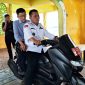 Untuk memastikan proyek peningkatan jalan di Pulau Penyengat selesai tepat waktu, Gubernur Kepulauan Riau Ansar Ahmad kembali meninjau langsung progres pengerjaannya, Rabu (20/9/2023). Foto: Diskominfo Kepri 