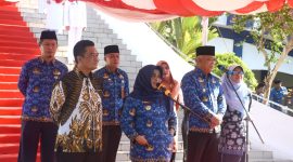 Wali kota dan Wakil wali kota Tanjungpinang, Hj. Rahma, S.IP.,M.M, dan Endang Abdullah, S.Kp.,M.Si, berpamitan dengan seluruh aparatur sipil negara di lingkungan pemerintah kota Tanjungpinang diakhir masa jabatannya. Hal itu disejalankan dengan upacara Kesadaran Nasional di halaman kantor Wali kota, Senggarang, Rabu (20/9/2023).  Foto: Diskominfo Tanjungpinang 