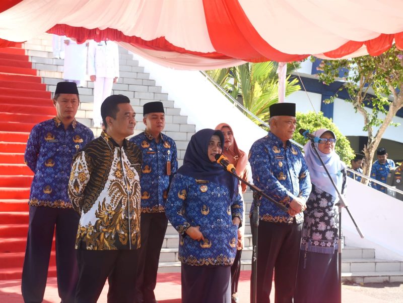 Wali kota dan Wakil wali kota Tanjungpinang, Hj. Rahma, S.IP.,M.M, dan Endang Abdullah, S.Kp.,M.Si, berpamitan dengan seluruh aparatur sipil negara di lingkungan pemerintah kota Tanjungpinang diakhir masa jabatannya. Hal itu disejalankan dengan upacara Kesadaran Nasional di halaman kantor Wali kota, Senggarang, Rabu (20/9/2023).  Foto: Diskominfo Tanjungpinang 
