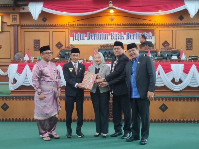 Penjabat (Pj) Wali Kota Tanjungpinang, Hasan, S.Sos., menyampaikan nota pengantar Rancangan Peraturan Daerah (Ranperda) tentang Perubahan Anggaran Pendapatan dan Belanja Daerah Perubahan (APBD-P) tahun anggaran 2023 di hadapan anggota DPRD setempat, Jum'at (22/9/2023). Foto: Diskominfo Tanjungpinang
