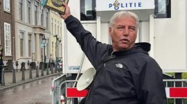  Warga negara Belanda pentolan Patriot Eropa Melawan Islamisasi Barat atau Patriotic Europeans Against the Islamization of West (PEGIDA), Edwin Wagensveld menggelar aksi menista Al-Qur’an lagi. Foto: REUTERS 
