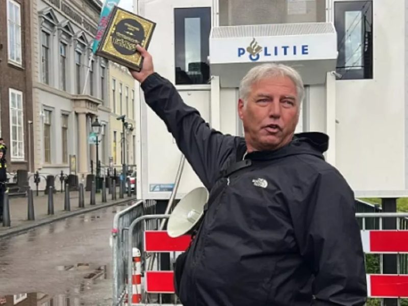  Warga negara Belanda pentolan Patriot Eropa Melawan Islamisasi Barat atau Patriotic Europeans Against the Islamization of West (PEGIDA), Edwin Wagensveld menggelar aksi menista Al-Qur’an lagi. Foto: REUTERS 