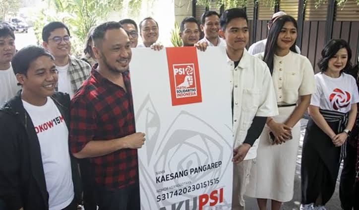 Penyerahan KTA PSI secara simbolis dilaksanakan Ketua Umum DPP PSI Giring Ganesha ke Kaesang Pangarep, di Kediaman Presiden Jokowi, pada Sabtu (23/9/2023). Foto: Istimewa 