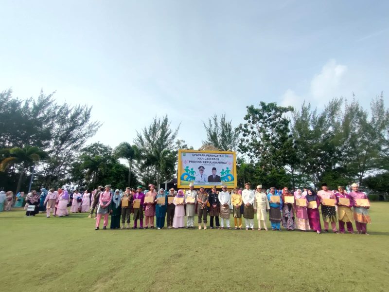 Penjabat (Pj) Wali Kota Tanjungpinang, Hasan,S.Sos, memimpin upacara peringatan Hari Jadi ke-21 Provinsi Kepulauan Riau di halaman Kantor Wali Kota, Senggarang, Senin (25/9/2023) pagi. Foto: Diskominfo Tanjungpinang
