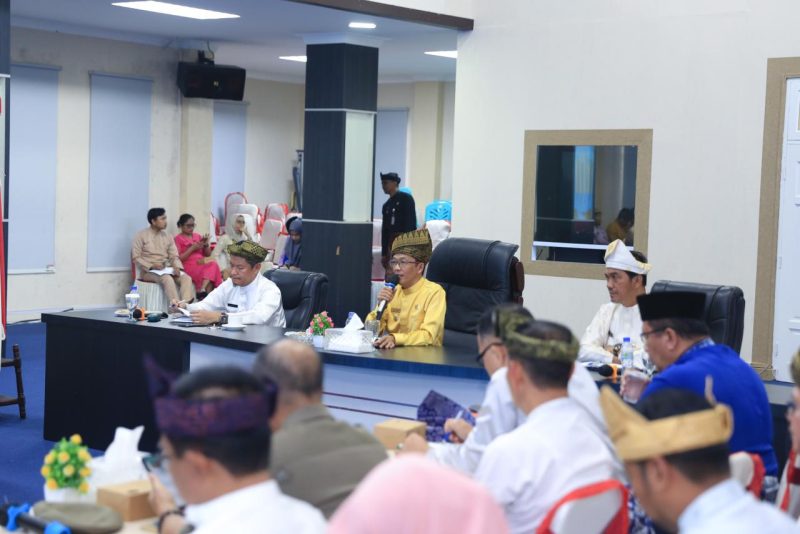 Penjabat Wali Kota Tanjungpinang, Hasan,S.Sos memimpin rapat koordinasi (rakor) bersama kepala organisasi perangkat daerah (OPD) pemko Tanjungpinang, di aula Sultan Sulaiman Badrul Alamsyah, kantor wali kota Tanjungpinang, Kepri, Senin(25/09/2023). Foto: Diskominfo Tanjungpinang
