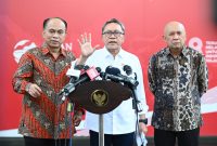 Mendag Zulkifli Hasan bersama Menkominfo Budi Arie Setiadi dan Menkop UKM Teten Masduki usai mengikuti Ratas dengan Presiden Jokowi mengenai perniagaan elektronik, Senin (25/09/2023), di Istana Merdeka, Jakarta. Foto: BPMI Setpres/Kris