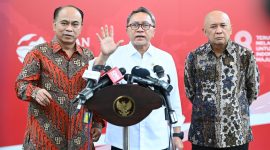 Mendag Zulkifli Hasan bersama Menkominfo Budi Arie Setiadi dan Menkop UKM Teten Masduki usai mengikuti Ratas dengan Presiden Jokowi mengenai perniagaan elektronik, Senin (25/09/2023), di Istana Merdeka, Jakarta. Foto: BPMI Setpres/Kris