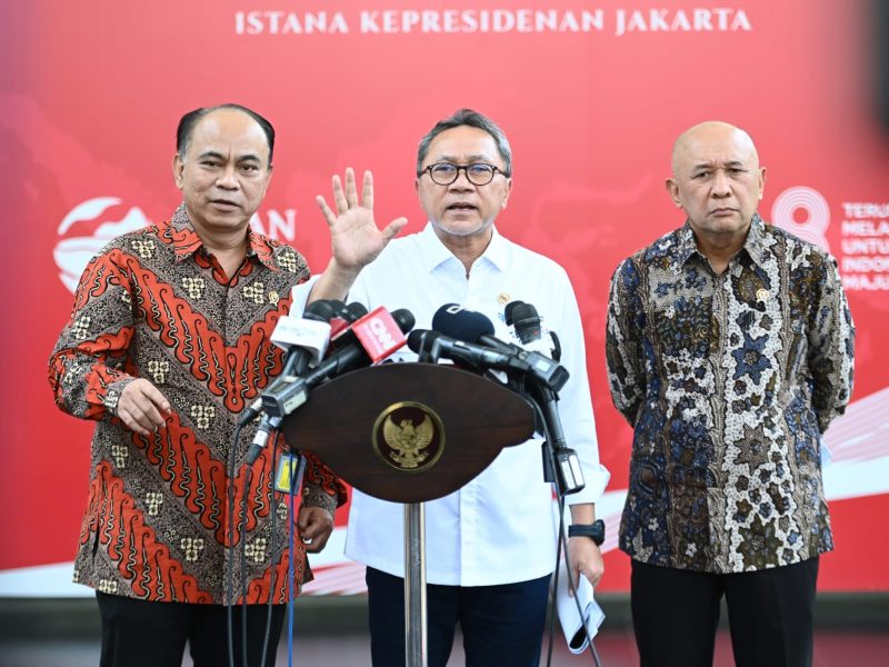 Mendag Zulkifli Hasan bersama Menkominfo Budi Arie Setiadi dan Menkop UKM Teten Masduki usai mengikuti Ratas dengan Presiden Jokowi mengenai perniagaan elektronik, Senin (25/09/2023), di Istana Merdeka, Jakarta. Foto: BPMI Setpres/Kris