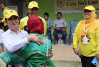 Cen Sui Lan Anggota DPR RI Fraksi Golkar Dapil Kepulauan Riau (Kepri) saling berpelukan dengan warga Kelurahan Kabil, Nongsa, Kota Batam di sela sosialisasi beasiswa PIP dan program BSPS, Kamis (6/7/2023). Foto: Relawan Cen Sui Lan
