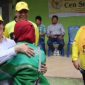 Cen Sui Lan Anggota DPR RI Fraksi Golkar Dapil Kepulauan Riau (Kepri) saling berpelukan dengan warga Kelurahan Kabil, Nongsa, Kota Batam di sela sosialisasi beasiswa PIP dan program BSPS, Kamis (6/7/2023). Foto: Relawan Cen Sui Lan
