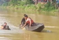 Tim SAR berhasil menemukan jenazah Muhammad Tsaqif Nofriza, mahasiswa Politeknik Batam yang tenggelam di Empang Batam Center, pada sekira Pukul 08.30 WIB, Selasa (26/9/2023) pagi. Foto:Tangkapan Layar 