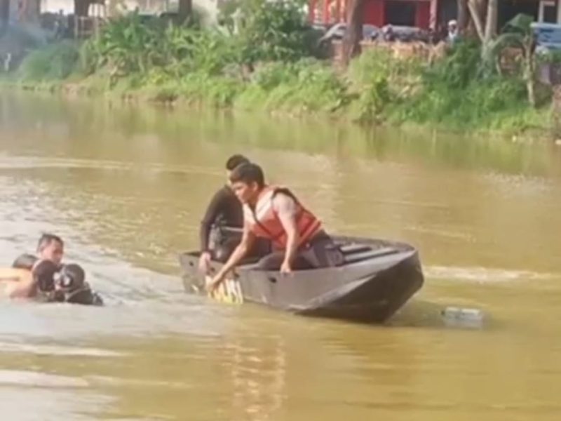 Tim SAR berhasil menemukan jenazah Muhammad Tsaqif Nofriza, mahasiswa Politeknik Batam yang tenggelam di Empang Batam Center, pada sekira Pukul 08.30 WIB, Selasa (26/9/2023) pagi. Foto:Tangkapan Layar 
